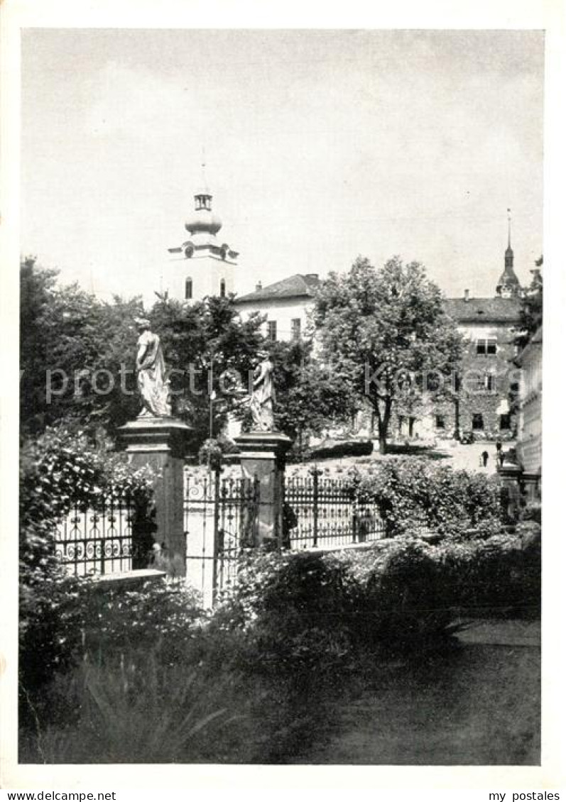 Maehrisch-Schoenberg Statuen Blick zur Kirche
