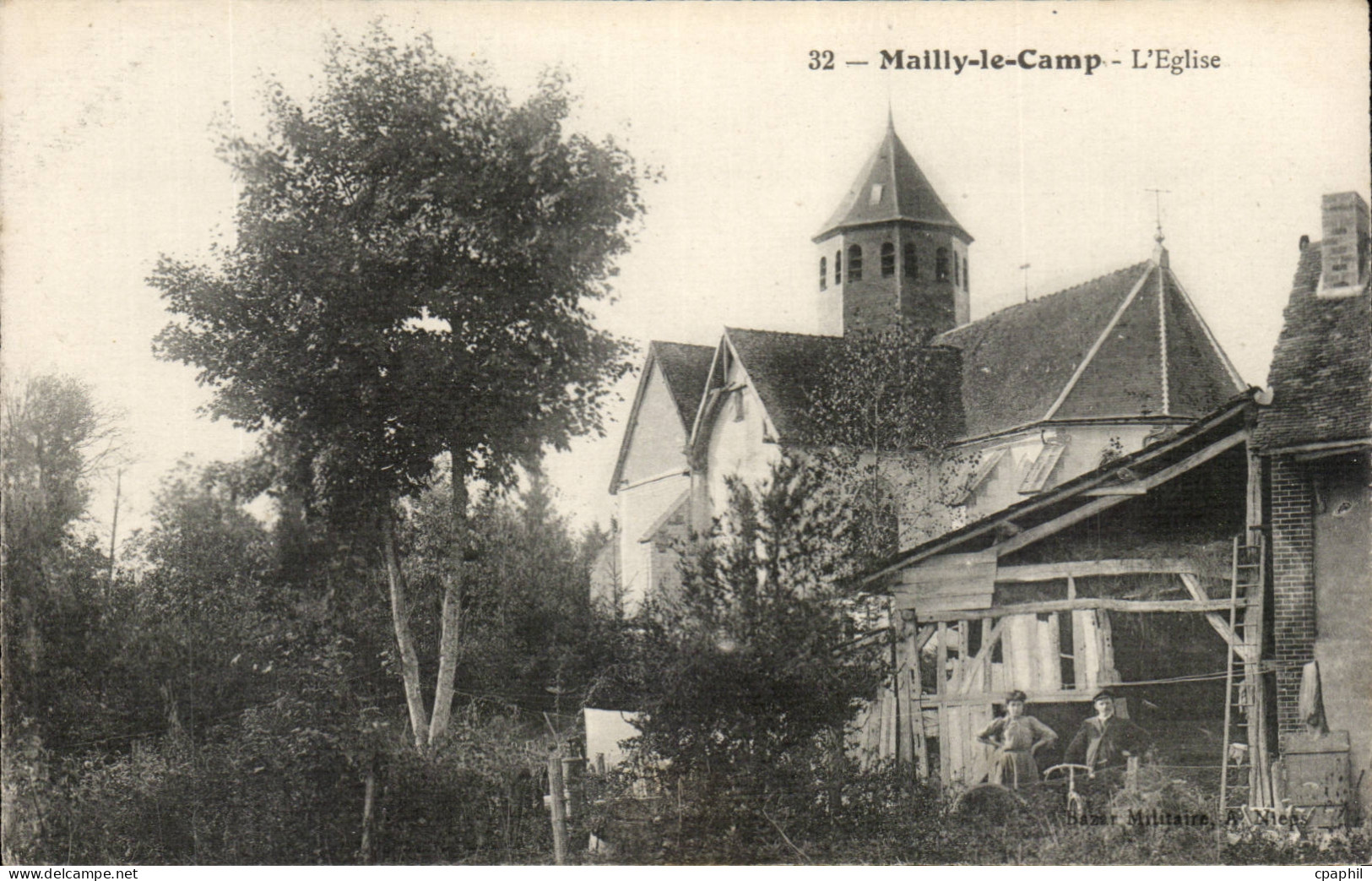 Mailly le Camp CPA L'eglise (animee)
