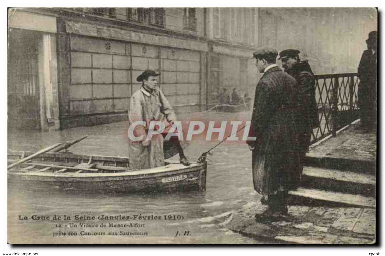 Maisons Alfort CPA Crue de la Seine janvier 1910 Un vicaire de Maisons Alfort prte son concours aux sauveteurs TOP