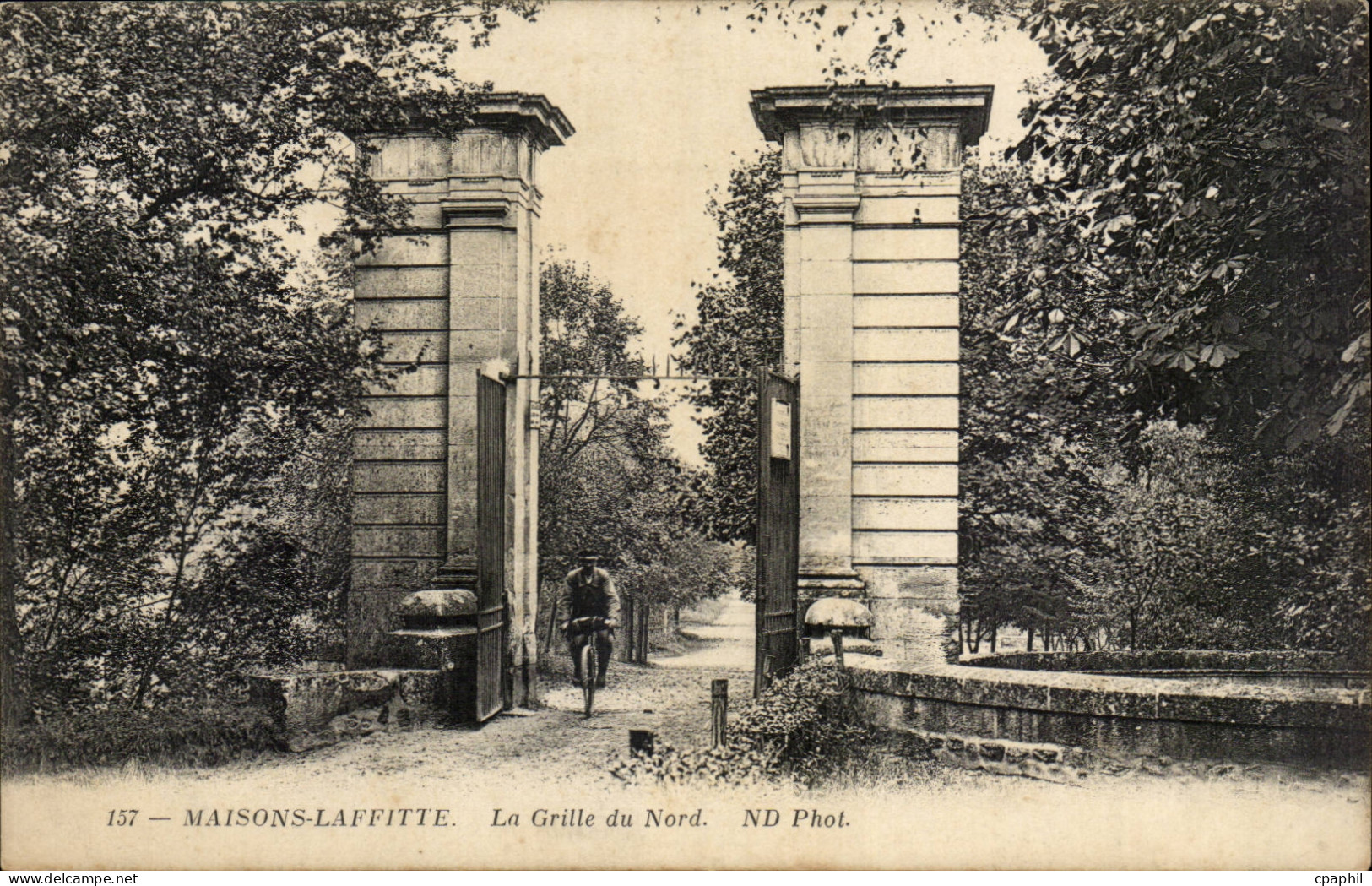 Maisons Laffitte CPA La grille du nord (cycliste)