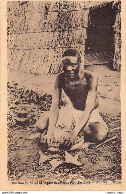 Malawi - A basket maker - Publ. Company of Mary - Mission du Shiré des Pères Montfortains