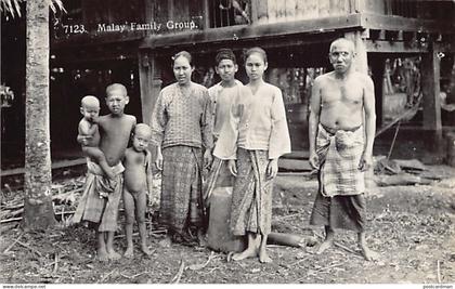 Malaysia - Malay family group - REAL PHOTO - Publ. unknown