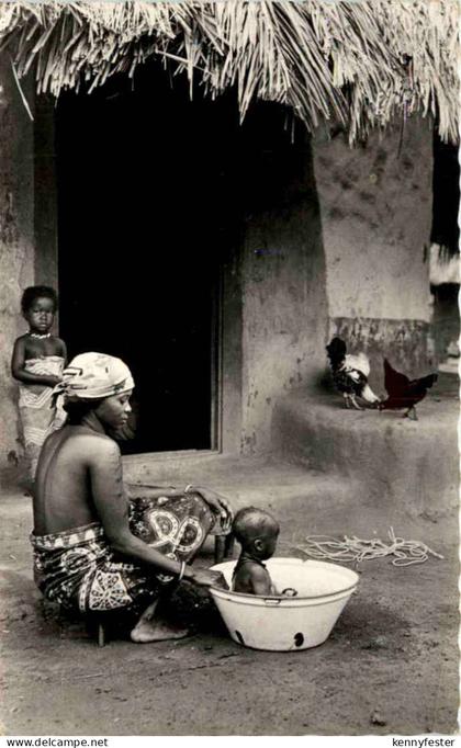 Afrique Noire - La toilette de Bebe - Mali