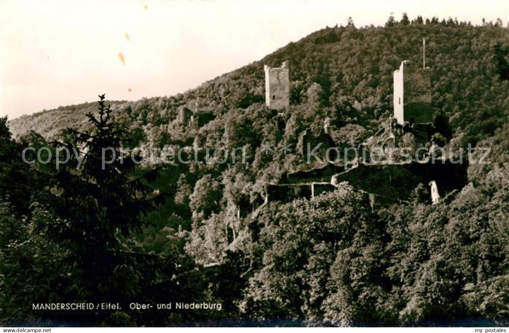 Manderscheid Eifel Landschaftspanorama mit Oberburg und Niederburg