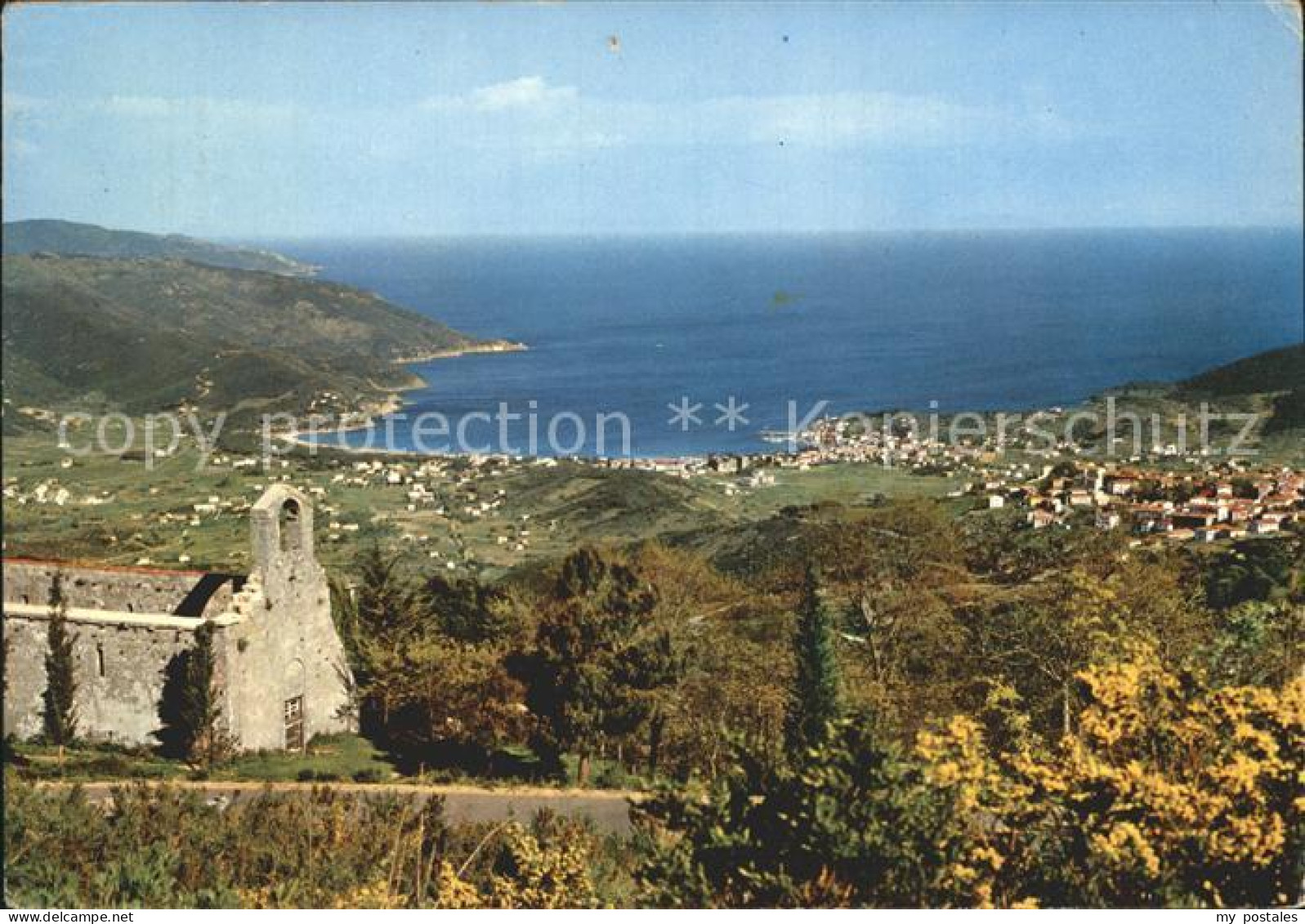 Marina di Campo Der Golf Campo und Heilige Johannesromanische Kirche