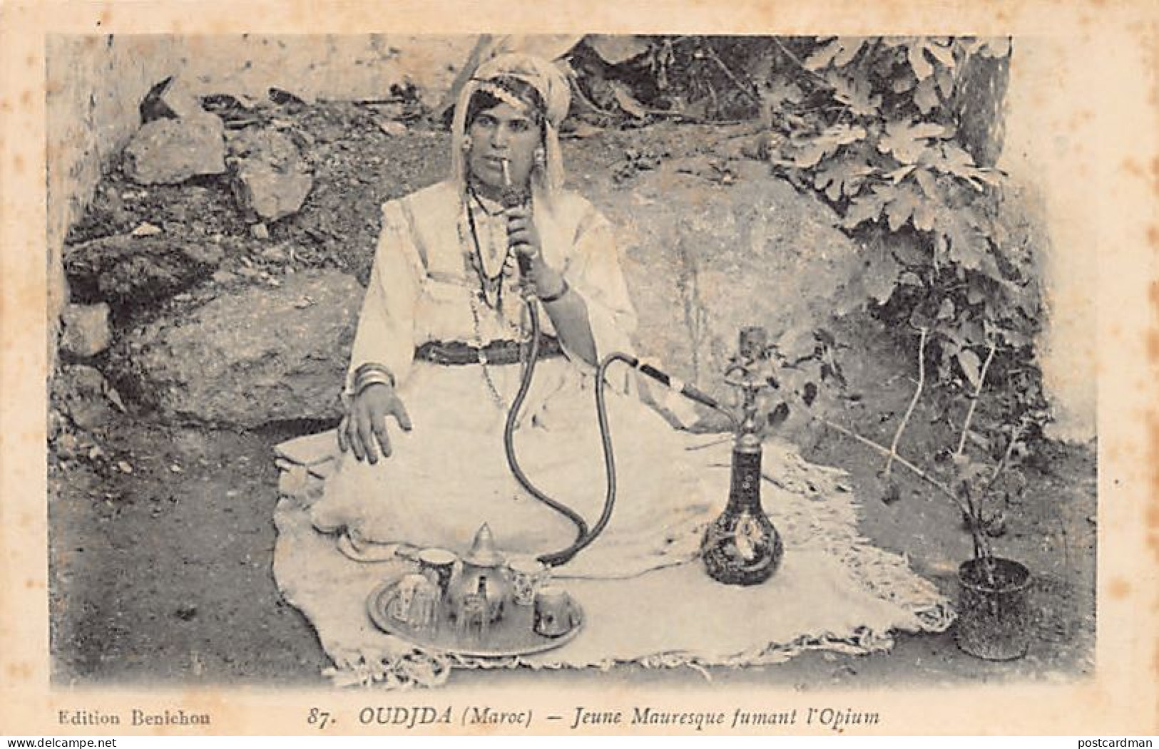 Maroc - OUJDA - Jeune mauresque fumant l'Opium - Narguilé - Ed. Benichou