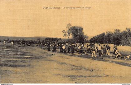 Maroc - OUJDA - La troupe en corvée de lavage - Ed. E. Millet Carte toilée