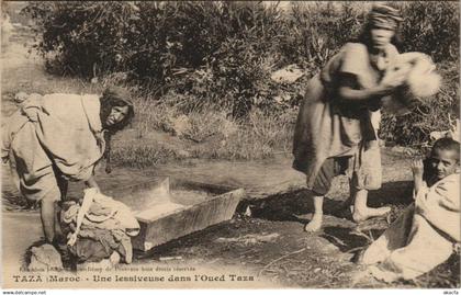 CPA MOROCCO TAZA Une lessiveuse dans l'Oued Taza (23612)