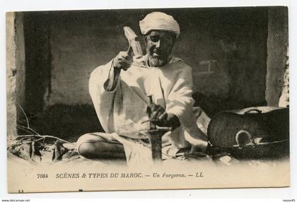 scène et type du Maroc.  " un forgeron en gros plan  "
