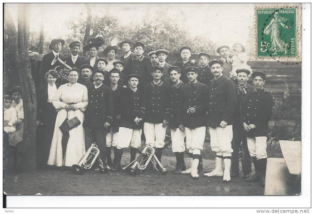 MARSEILLE EN BEAUVAISIS - Groupe de personnes - fanfare - carte photo