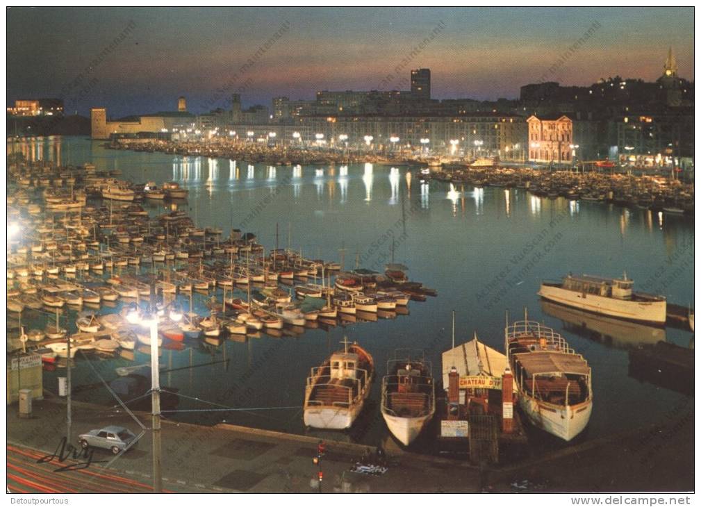 MARSEILLE : vieux port de nuit ( auto peugeot coupé ? )