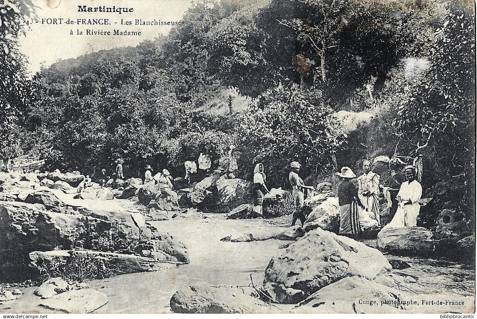 MARTINIQUE/ FORT DE FRANCE - LES BLANCHISSEUSES A LA RIVIERE MADAME