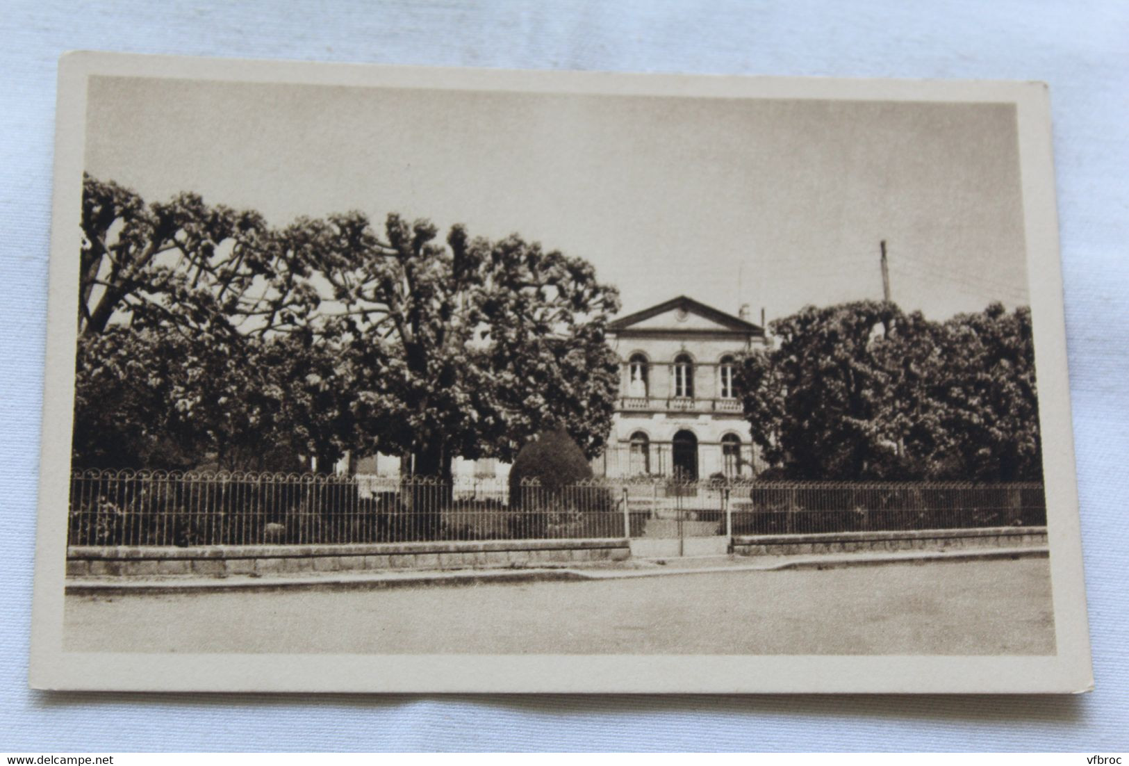 Mauze sur le Mignon, la mairie et le jardin public, Deux Sèvres 79