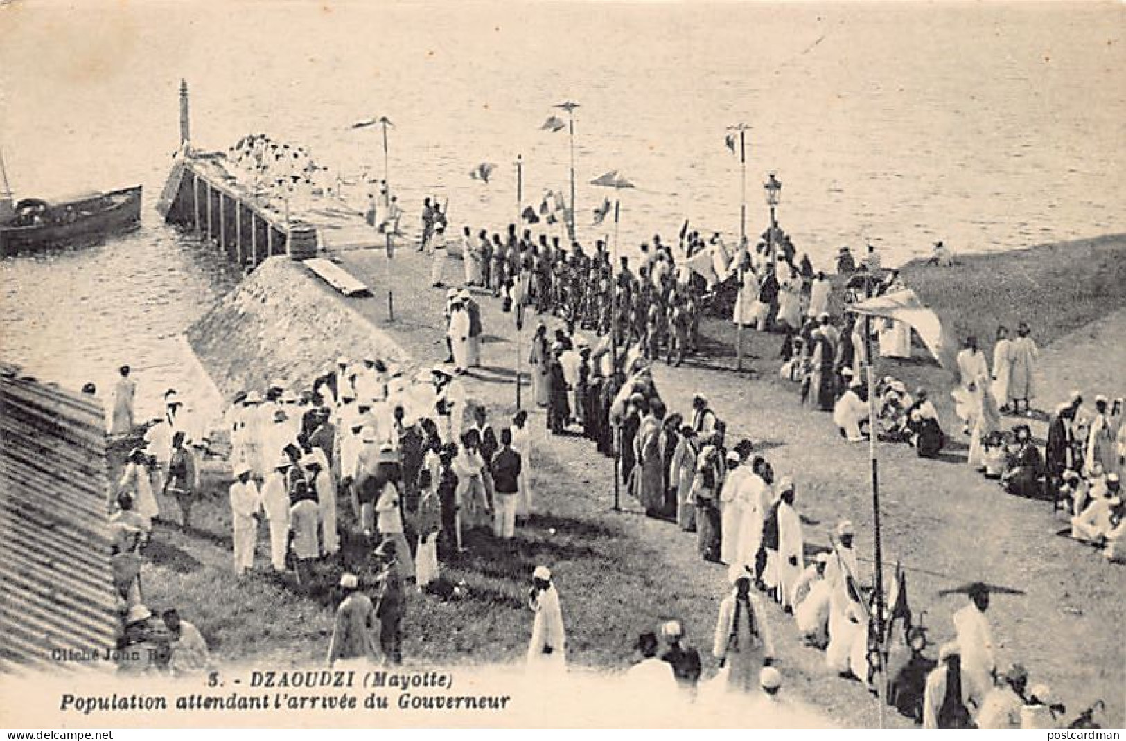 Mayotte - DZAOUDZI - La population attendant l'arrivée du gouverneur - Ed. John B. (John Baptiste) 5