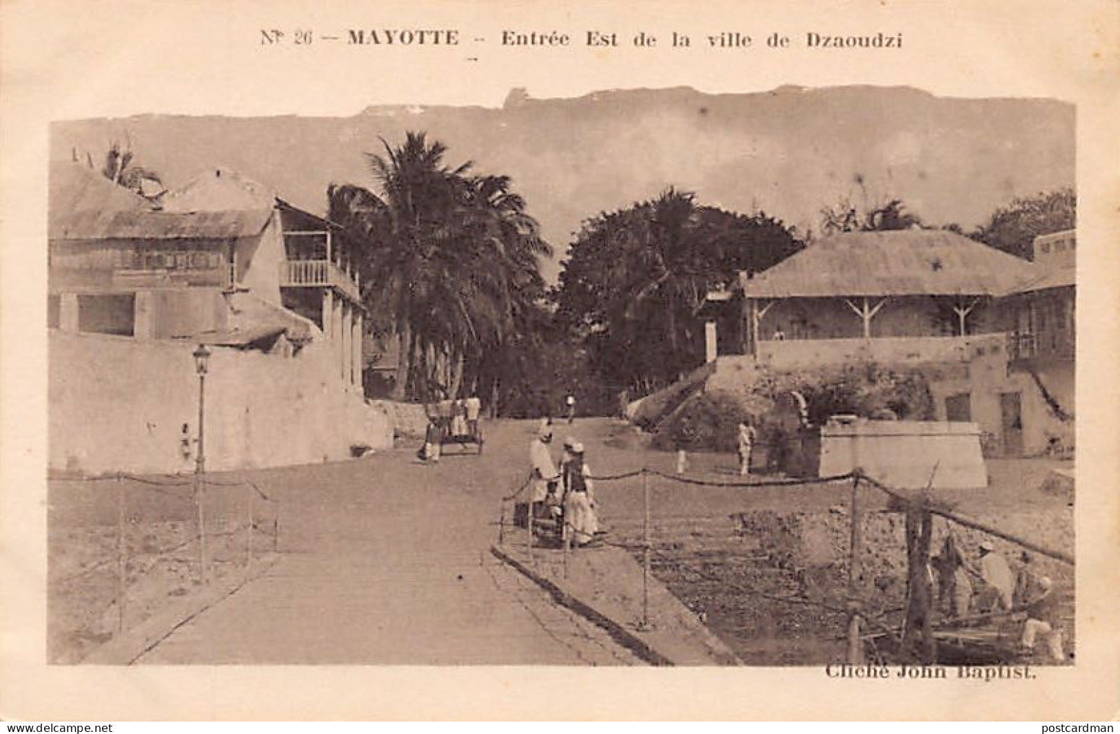 MAYOTTE - Entrée Est de la ville de Dzaoudzi - Cliché John Baptist - Ed. Issoufali 26