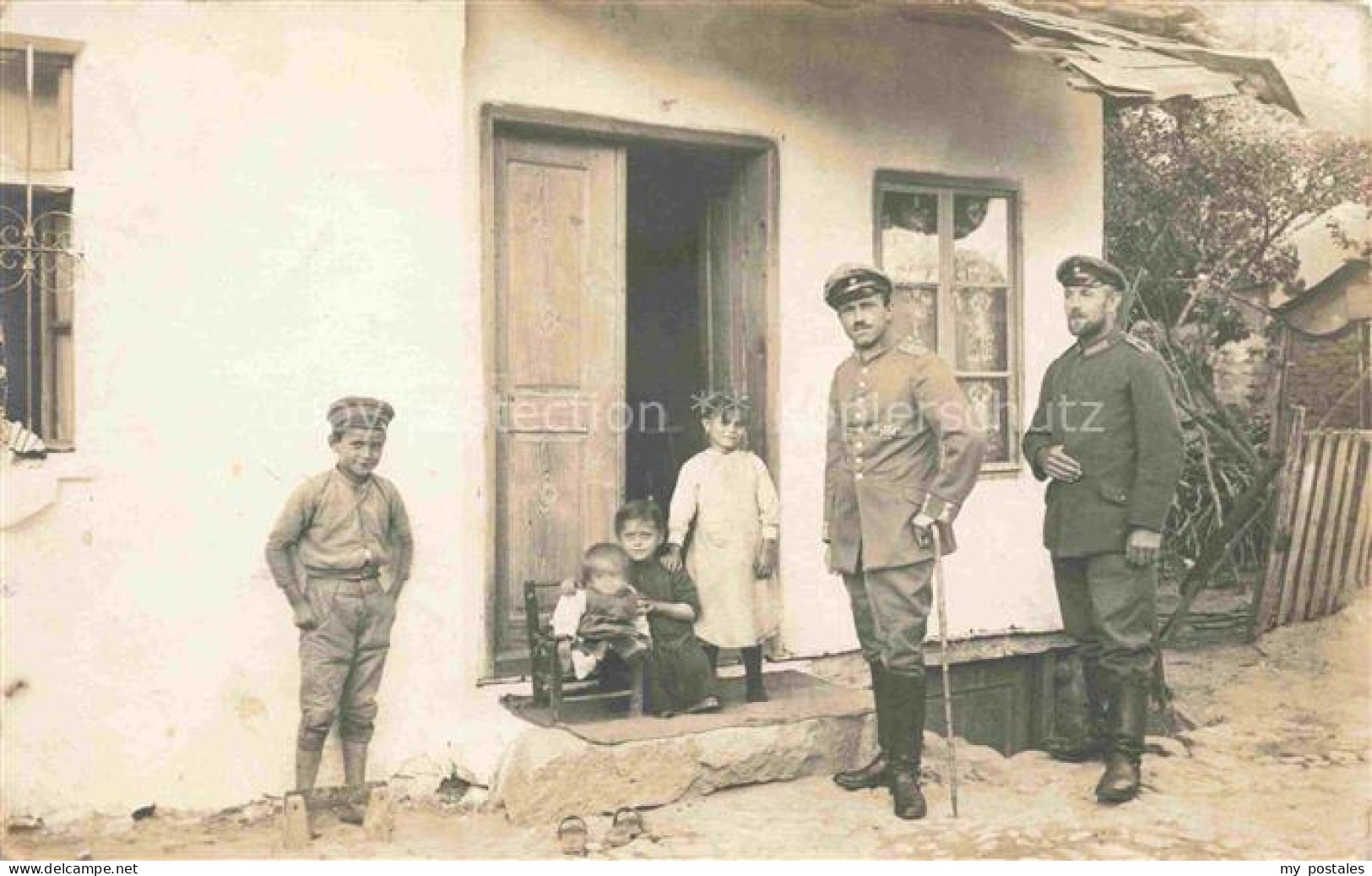 Mazedonien Nordmazedonien Macedonia Soldaten auf Heimaturlaub mit Familie