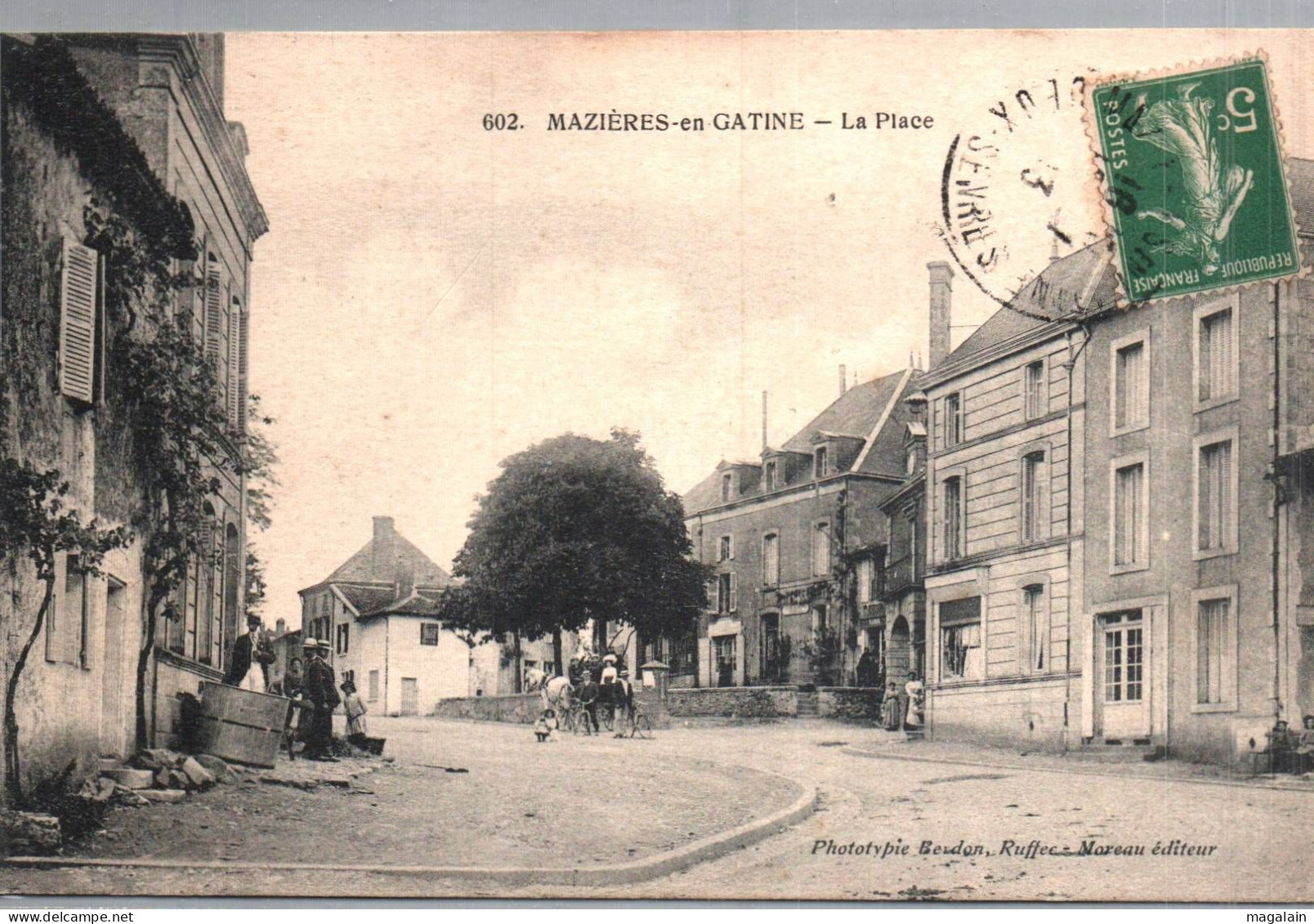 Mazières en Gatine : la place