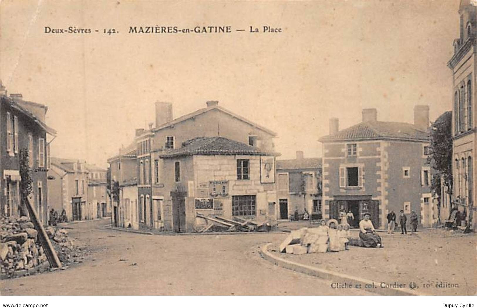 MAZIERES EN GATINE - La Place - très bon état