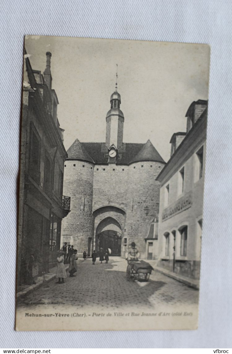 Mehun sur Yèvre, porte de ville et rue Jeanne d'Arc, Cher 18