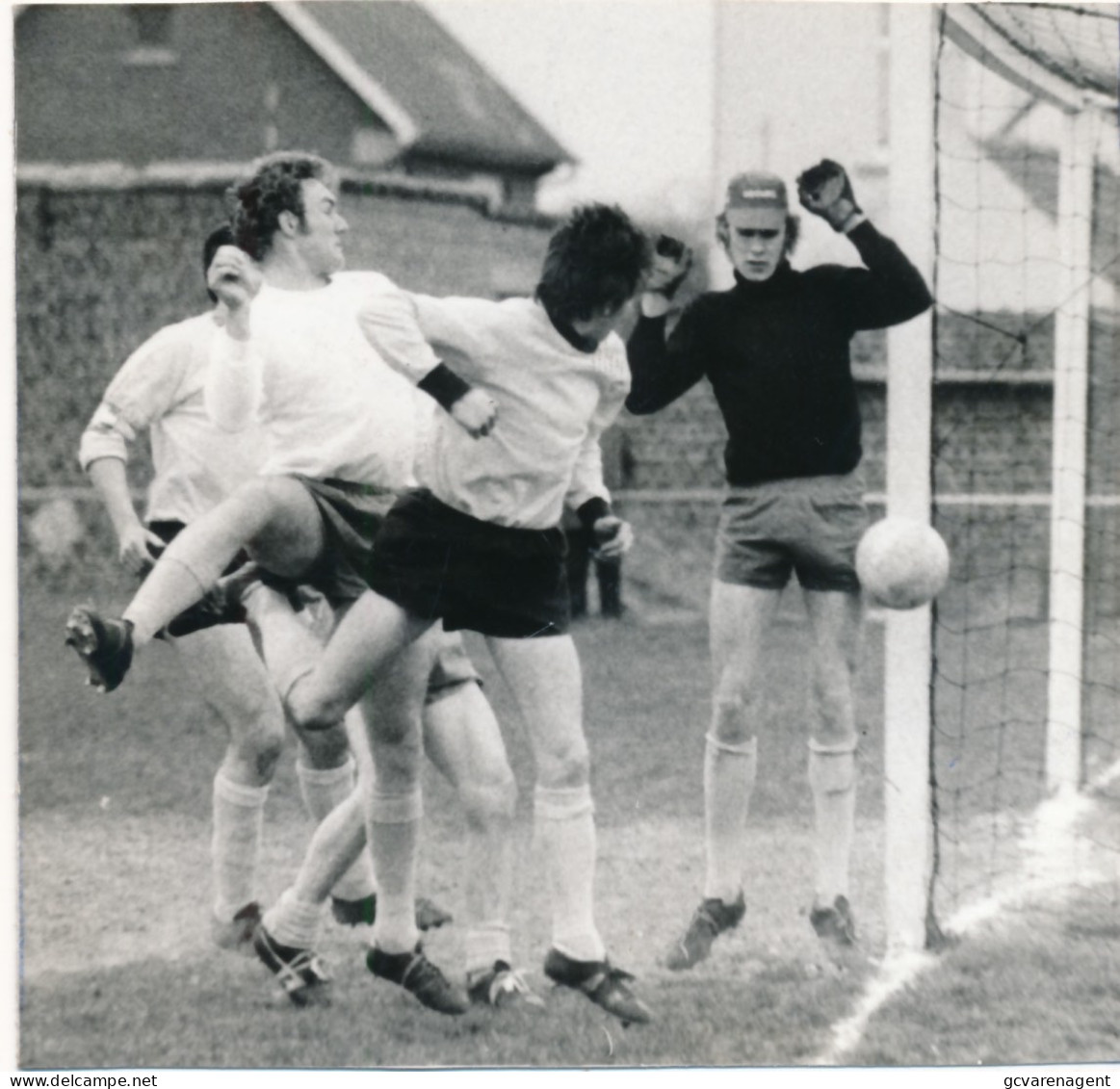 MERELBEKE   FOTO 95 X 90 MM. VOETBAL  II PROV REEKS B MERELBEKE KRUISHOUTEM. 1973