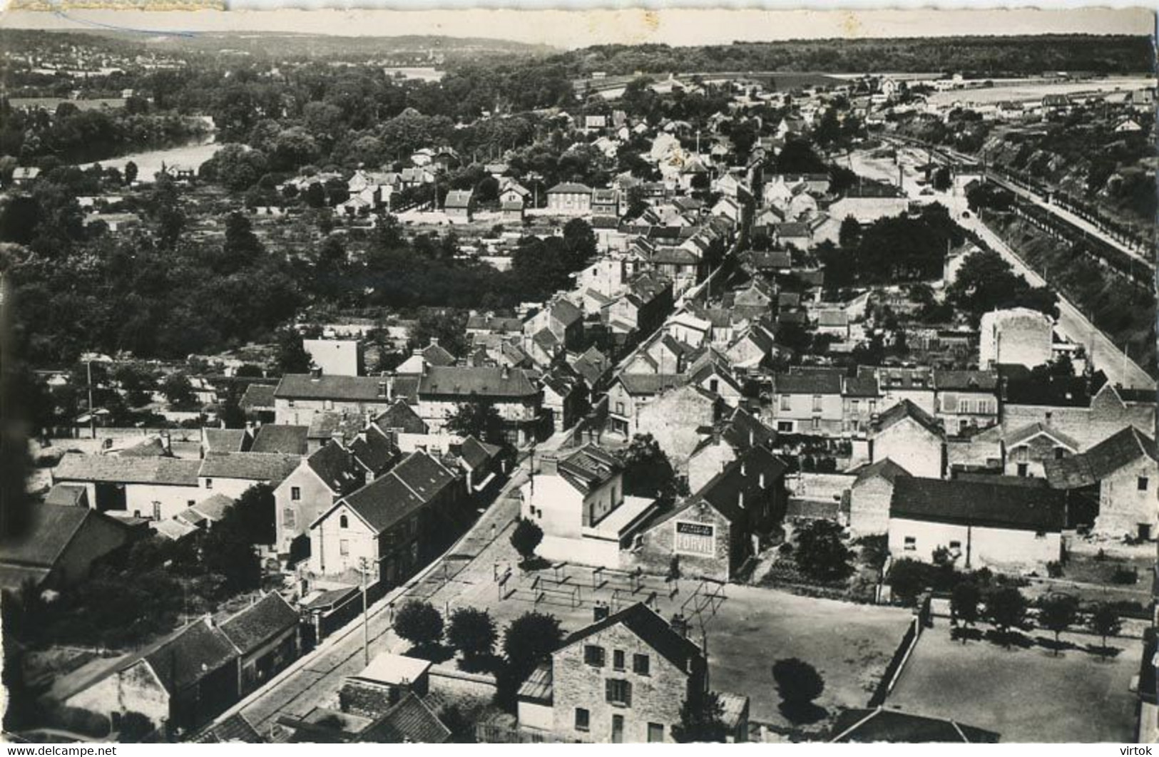Mériel :  La rue principale