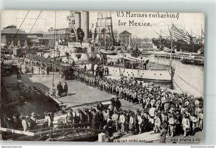 13481093 - U.S. Marines embarking Oldtimer Kriegsschiff