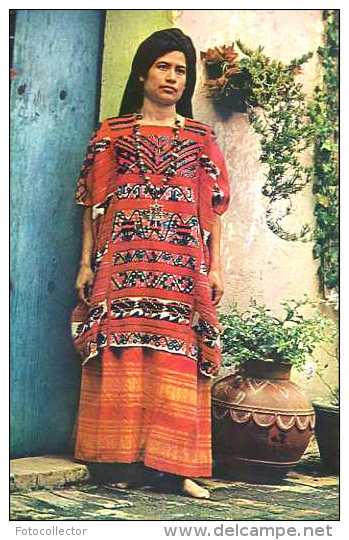 Mexique Chinanteca femme en costume traditionnel