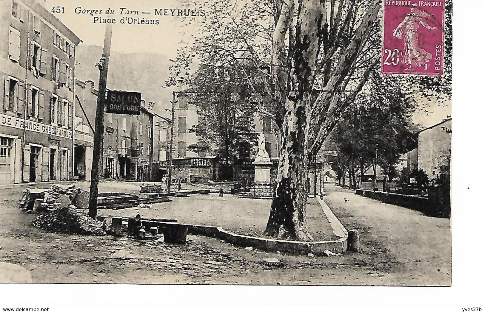 MEYRUEIS Place d'Orléans