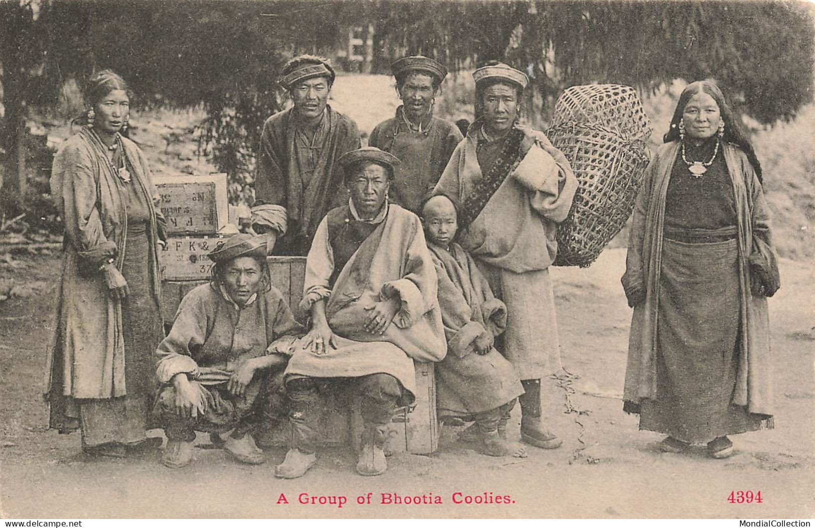 MIKII-0530 BHOUTAN A GROUP OF BHOOTIA COOLIES GROUPE DE PORTEURS