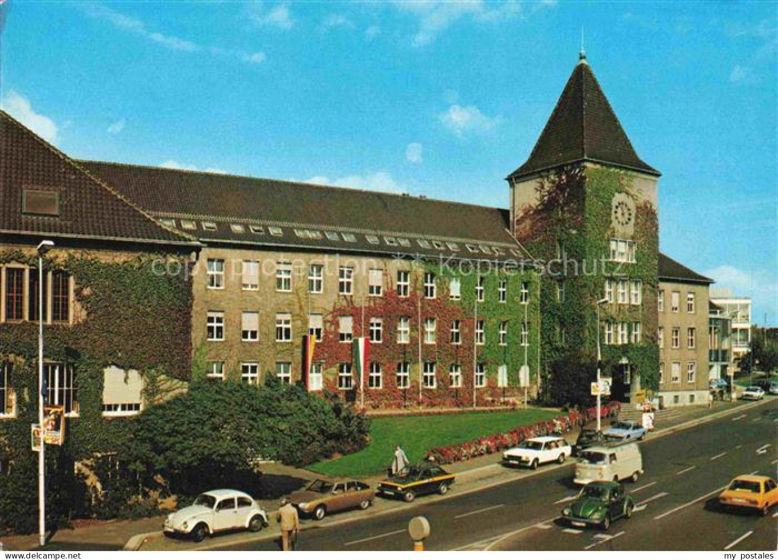 MOERS Moers NRW Rathaus Turm Efeu Fassade Autos