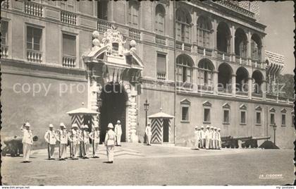 Monaco La releve de la Garde devant le Palais Princier
