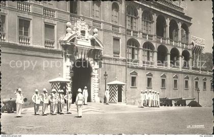 Monaco La releve de la Garde devant le Palais Princier