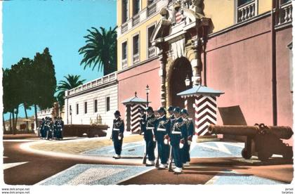 POSTAL     PRINCIPADO DE MONACO  - LE PALAIS DU PRINCE ET LA RELéVE DE LA GARDE