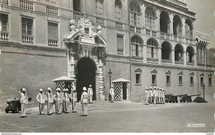 CPM Monaco La releve de la garde devant le palais princier Militaria
