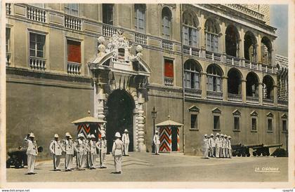CPM Monaco La releve de la garde devant le palais princier Militaria