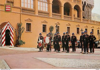 CPM PRINCIPAUTE DE MONACO presentation de la garde devant le palais princier Militaria