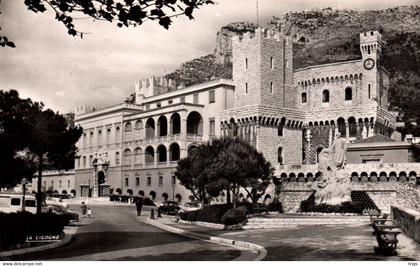 Monaco - le Palais Princier et le Monument commémoratif du 25e Anniversaire du Règne de S. A. S. le Prince Albert Ier