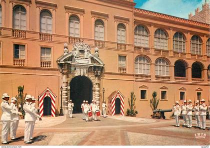 CPM REFLETS DE LA COTE D'AZUR MONACO La relève de la Garde devant le Palais Princier Militaria