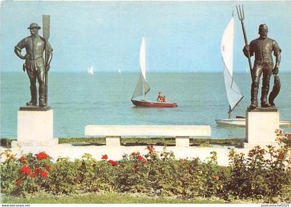 B28618 Balatonfured Ferryman and fisher statues    hungary