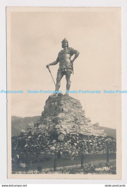 C012988 Man Statuen. Vangsnes Sogn