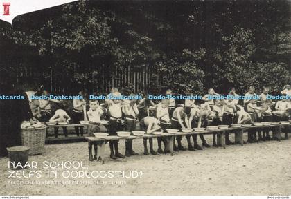 D221351 Naar School Zelfs in Oorlogstijd Belgische Kinderen Lopen School 1914