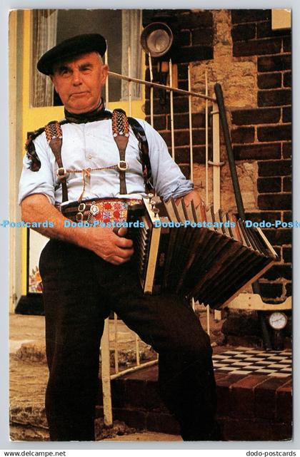 D326716 Northamptonshire. Stoke Bruerne. Grand Union Canal. Narrow Boatman Jack