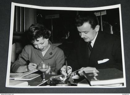 Jean BRUCE et [Cécile AUBRY] - Photographie 22,9 x 17,2 cm, Dédicace OSS 117