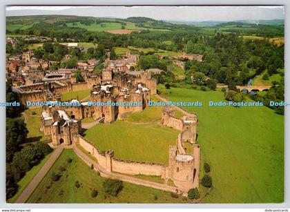 L351220 Northumberland. Alnwick Castle. Home of the Duke of Northumberland. Skys