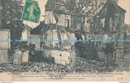 R009133 Senlis Guerre Rue de la Republique et Rue du Temple Deux Personnes Trouv