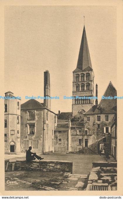 R023669 La Charite sur Loire La Cour du Prieure B Hopkins