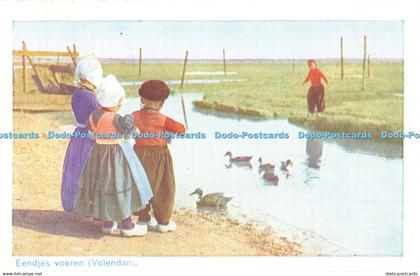R305230 Eendjes voeren Volendam D B M 35