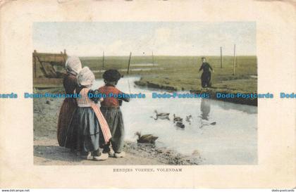R673626 Volendam. Eendjes Voeren. Firma F. B. Den Boer. J. Salmon. 1912