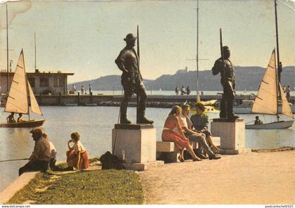 B28620 Balatonfured Ferryman and fisher statues    hungary