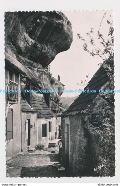C015357 Les Eyzies. Dordogne. Maisons Construites sous les Rochers. Au Fond Silh